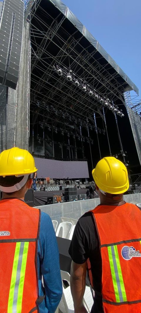 Personal operativo de Integral Workers en montaje de evento